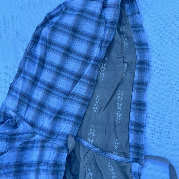 Columbia long sleeve shirt and Roll tab sleeve with hoodie - Picture 9 of 10